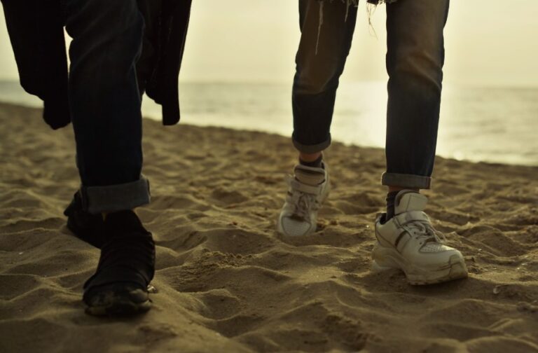 Best Shoes For Walking On The Beach 768x504 